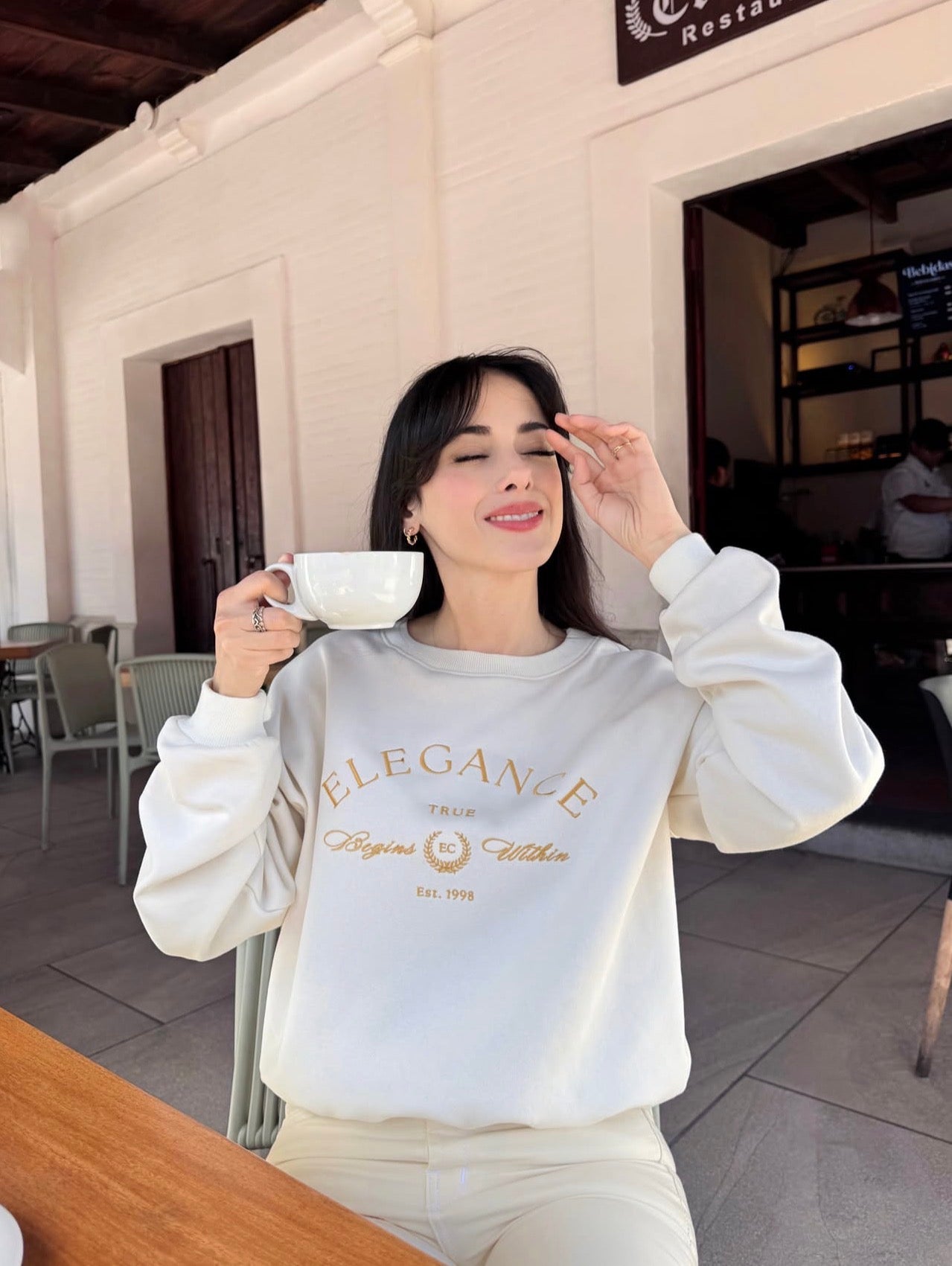 "La verdadera elegancia comienza en el interior", suéter para dama, estilo hoodie, tonalidad crema.