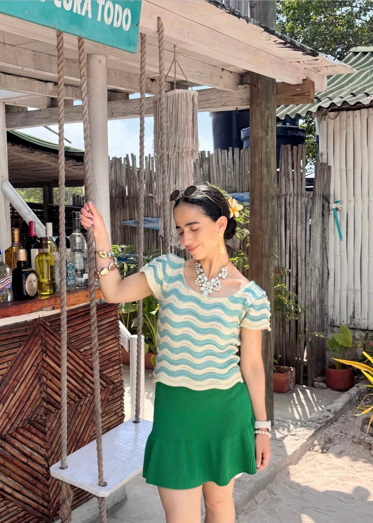 "Celeste Cielo", blusa tejida en tonalidad crema, con detalles asimétricos en celeste claro.