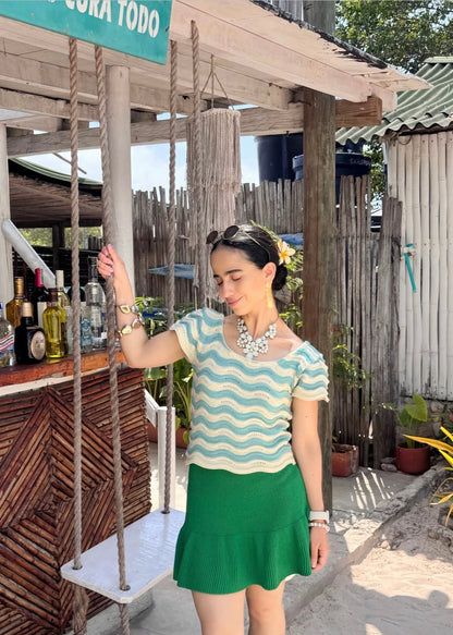 "Celeste Cielo", blusa tejida en tonalidad crema, con detalles asimétricos en celeste claro.