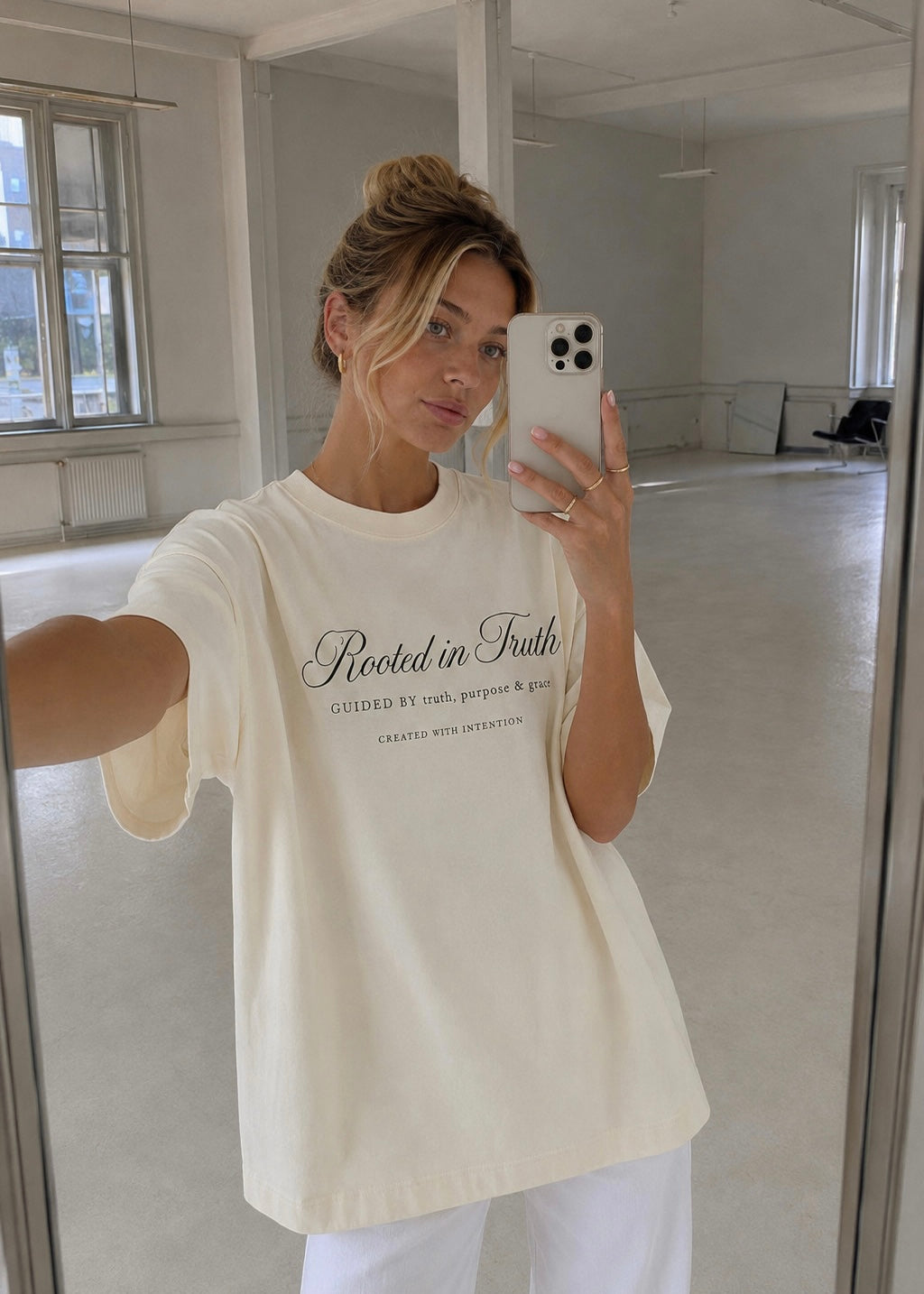 "Rooted in Truth", blusa tipo t-shirt, de edición especial, para dama, diseño oversize, tonalidad crema.