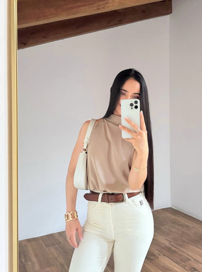 Blusa de algodón, sin mangas y cuello alto, color beige.