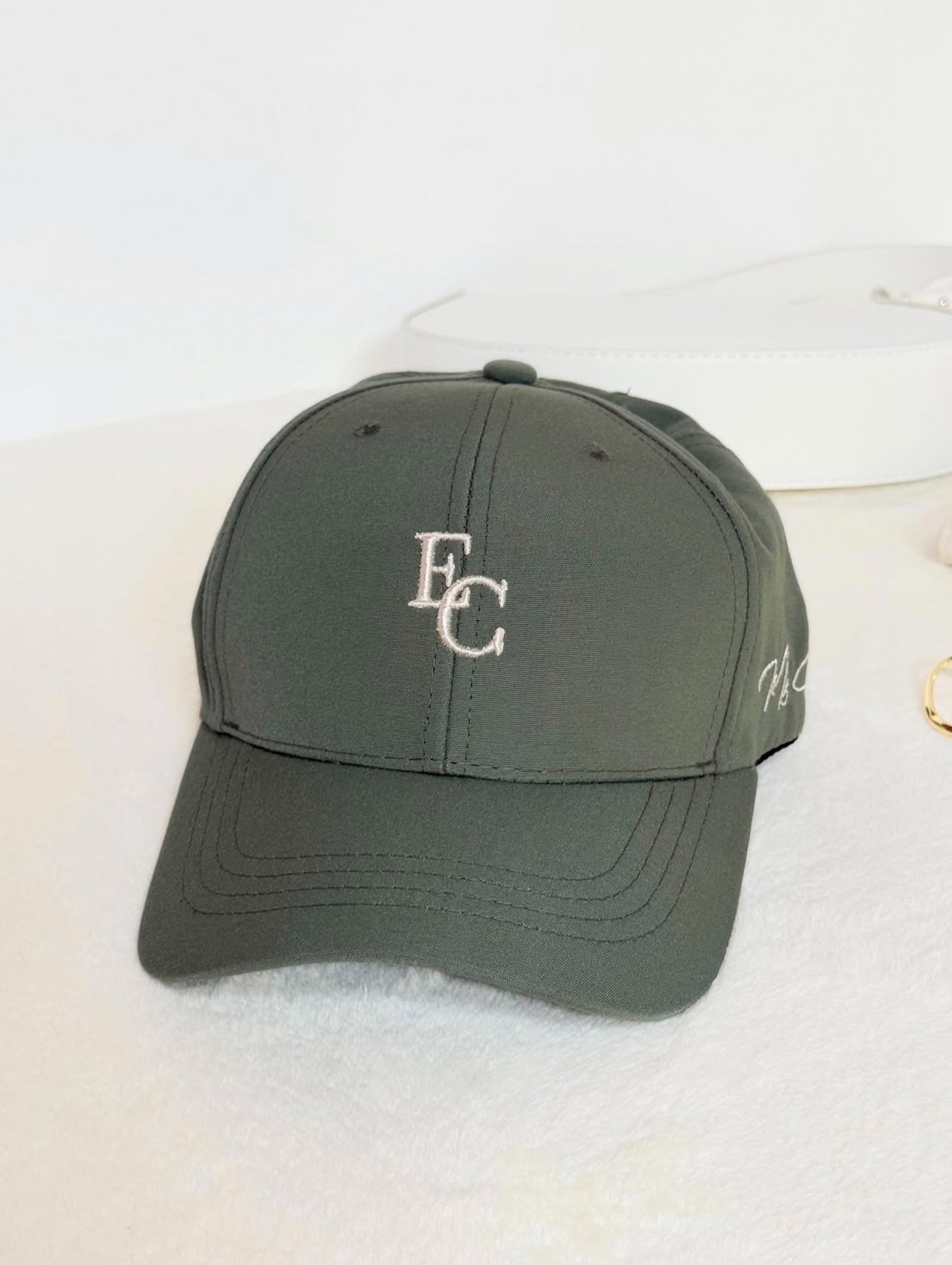 Gorra minimalista, con letras bordadas EC