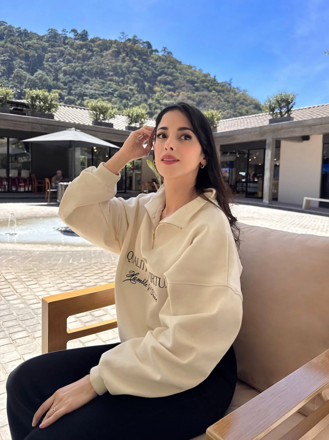 “Cualidad y Virtud”, suéter para dama estilo hoodie, tonalidad crema. Edición especial.