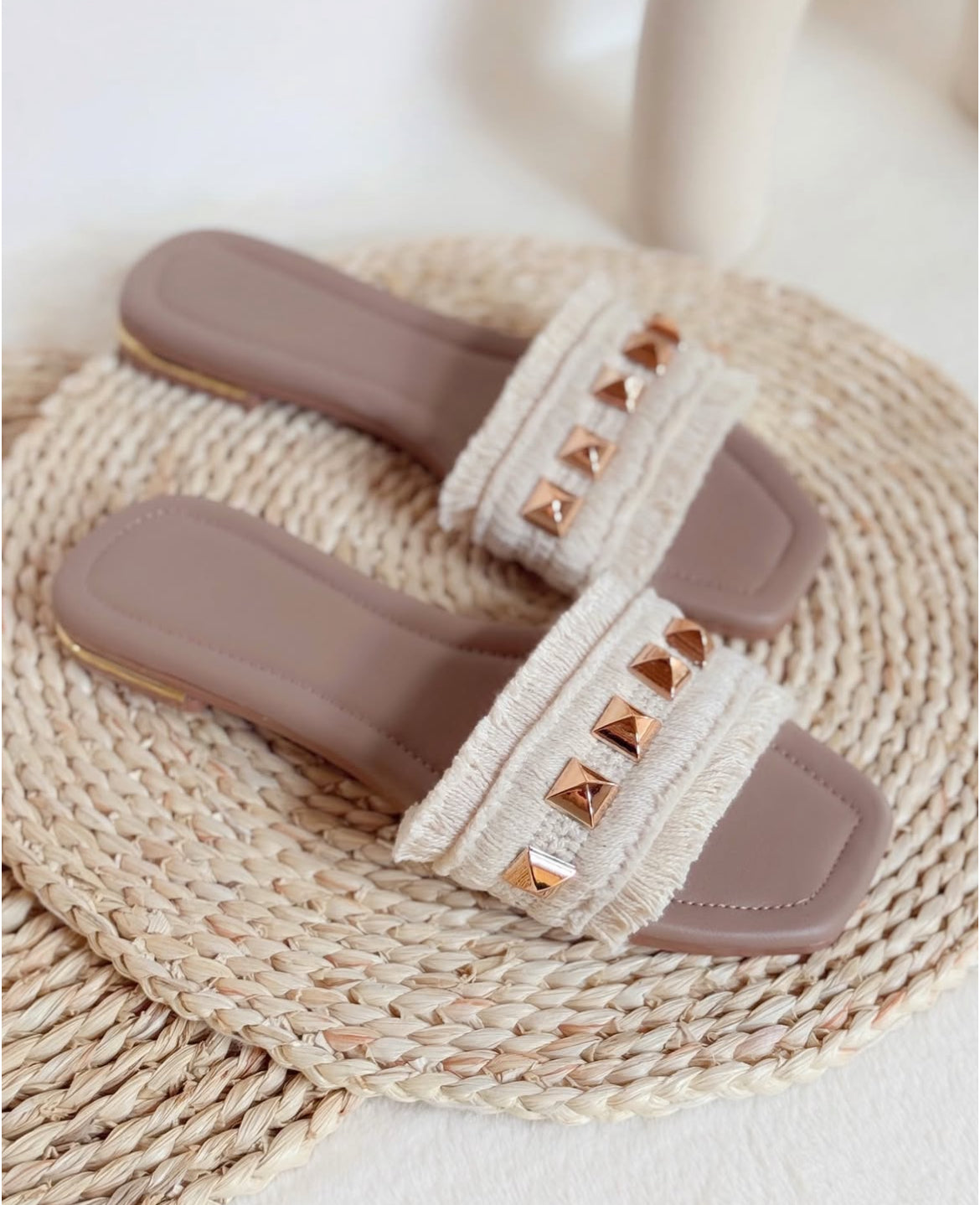 “Elegantes”. Calzado tipo sandalias, diseño especial y artesanal.