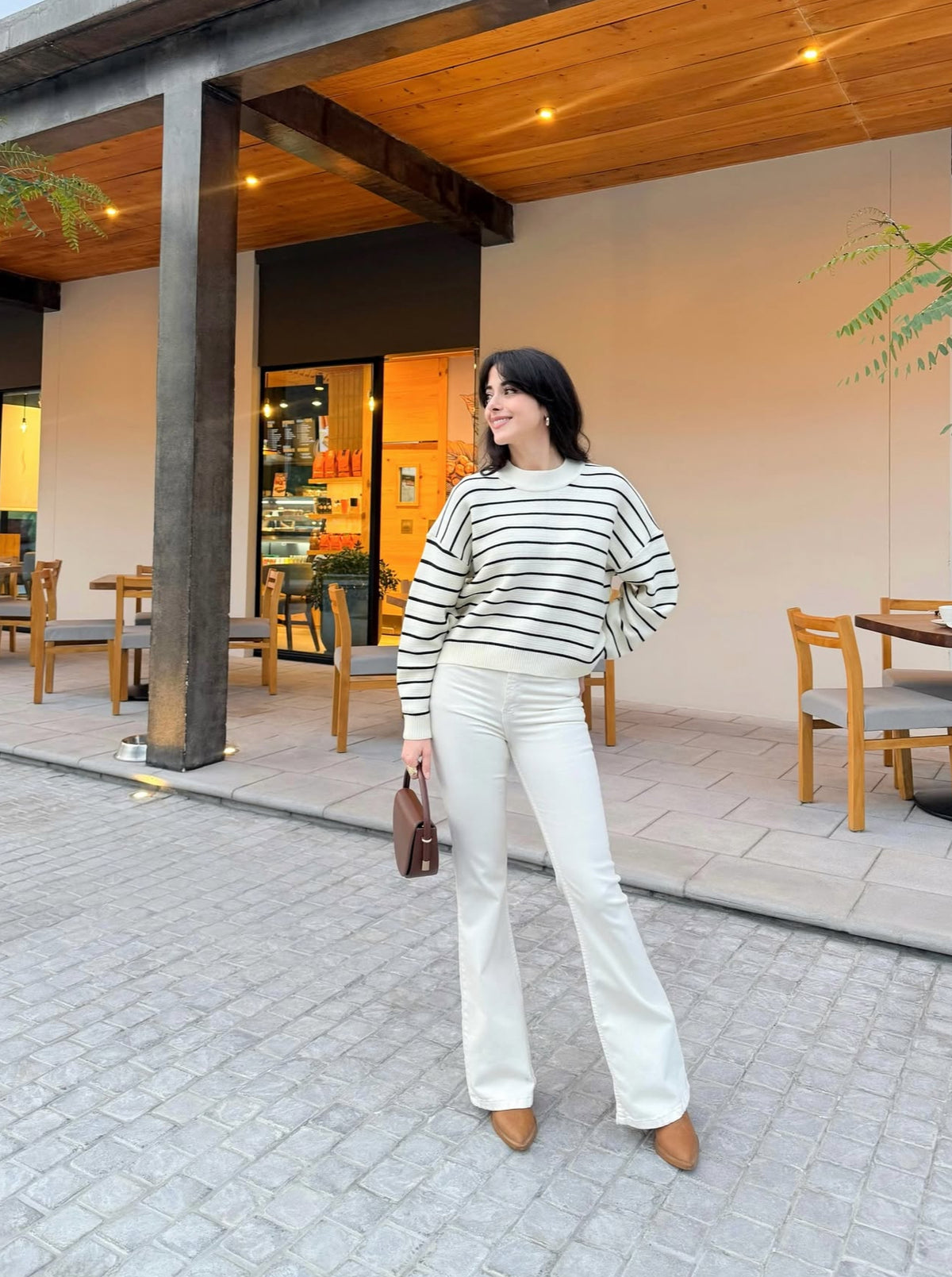 Pantalón estilo campana, de lona estrech, color crema.