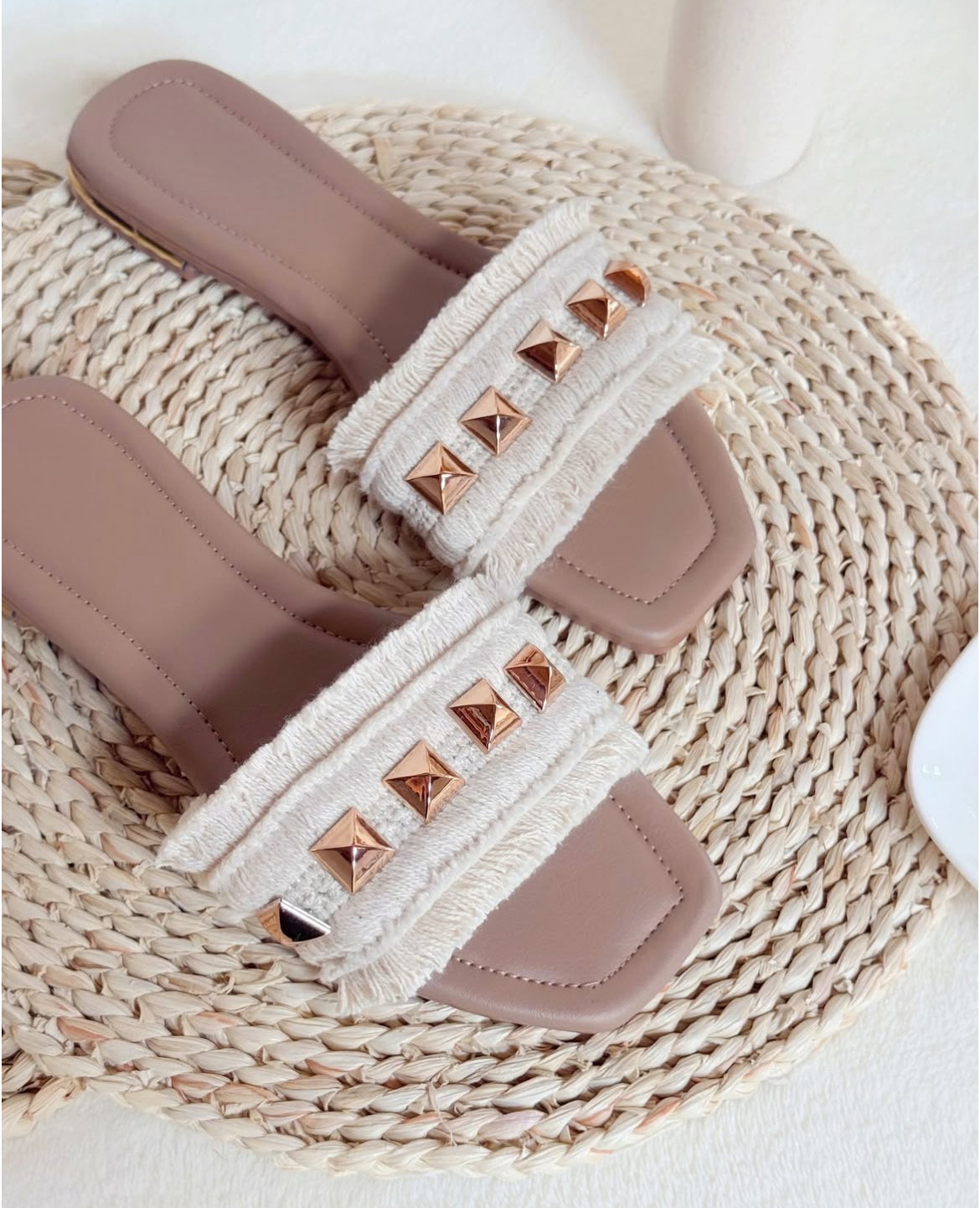 “Elegantes”. Calzado tipo sandalias, diseño especial y artesanal.