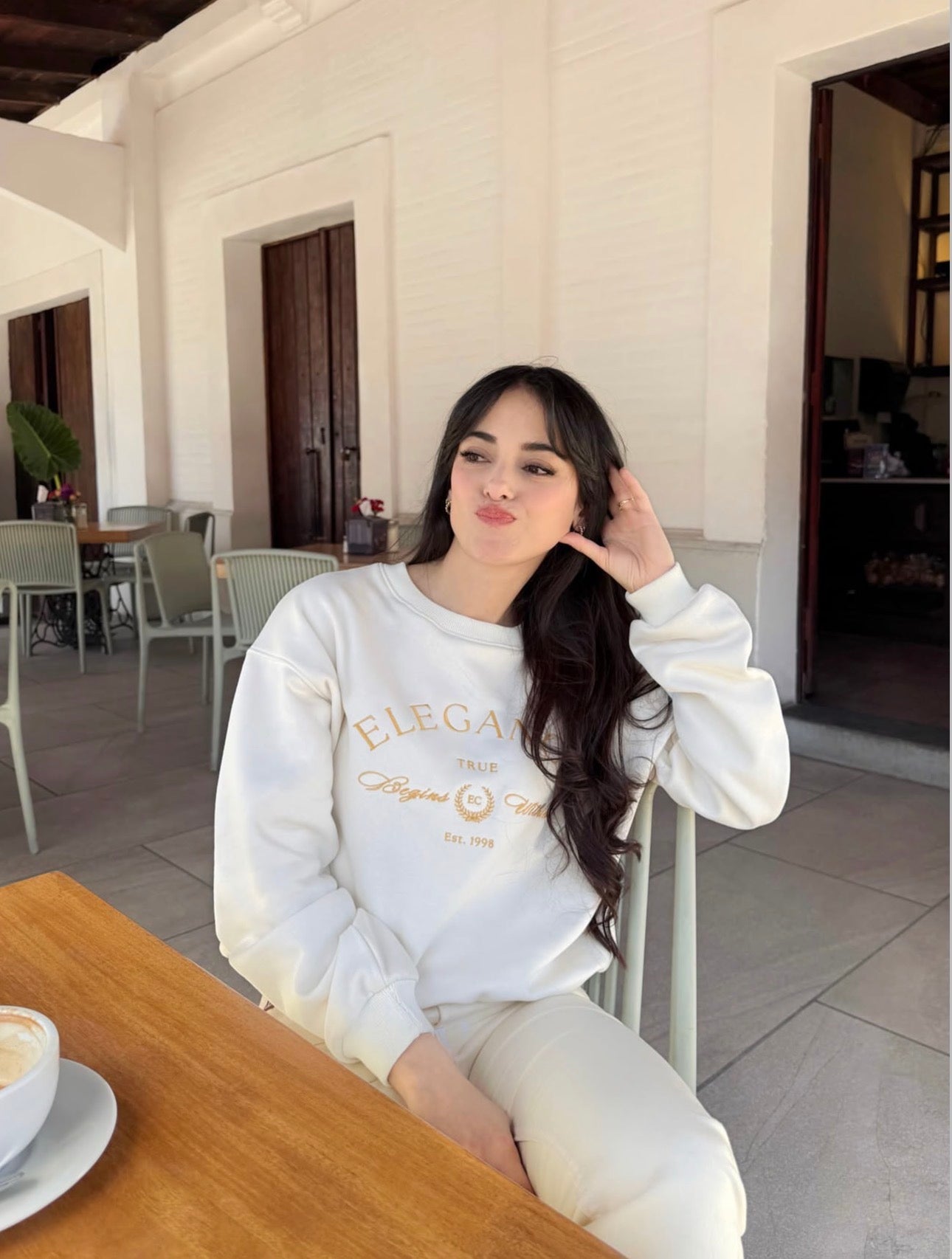 "La verdadera elegancia comienza en el interior", suéter para dama, estilo hoodie, tonalidad crema.