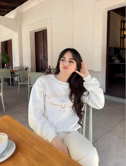 "La verdadera elegancia comienza en el interior", suéter para dama, estilo hoodie, tonalidad crema.