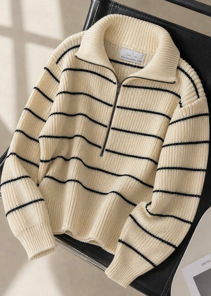 Suéter para dama, diseño especial de medio zipper, tonalidad crema con líneas negras.