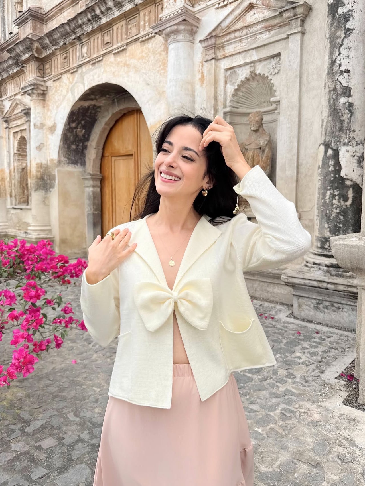 Suéter para dama, diseño especial, de lana, abierto, con broche de moña.
