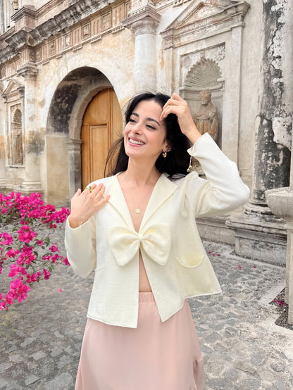 Suéter para dama, diseño especial, de lana, abierto, con broche de moña.
