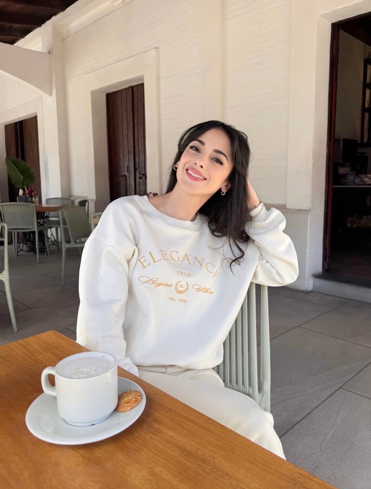 "La verdadera elegancia comienza en el interior", suéter para dama, estilo hoodie, tonalidad crema.