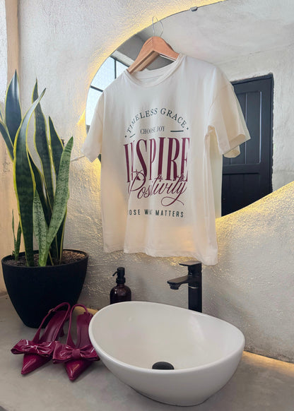 "Inspire Positivity", blusa tipo t-shirt, de edición especial, para dama, diseño oversize, tonalidad crema.