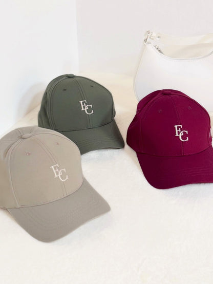 Gorra minimalista, con letras bordadas EC