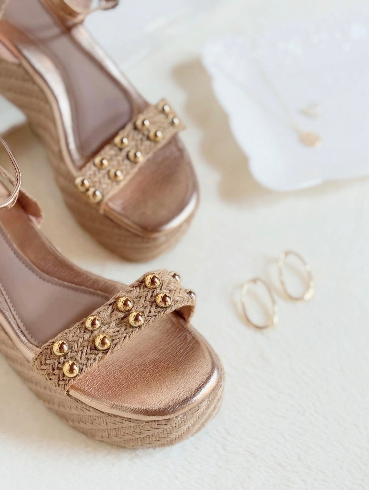 Sandalias con plataforma de 6cm de altura, color rosa dorado.
