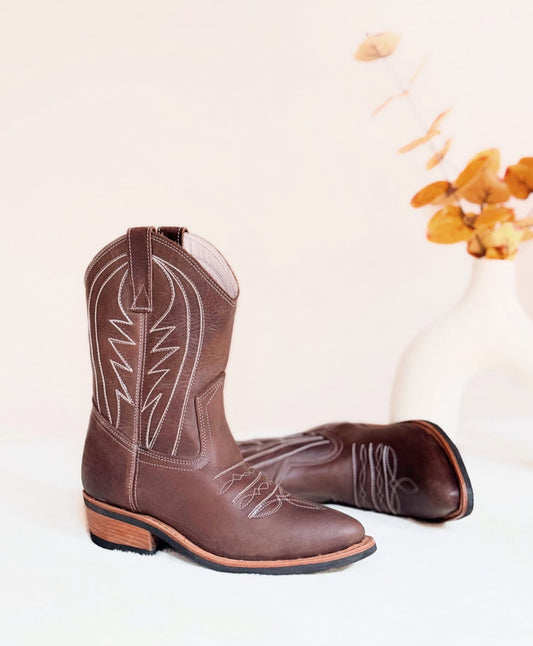 Botas vaqueras tipo tejanas. Diseño especial en tonalidad cafe.
