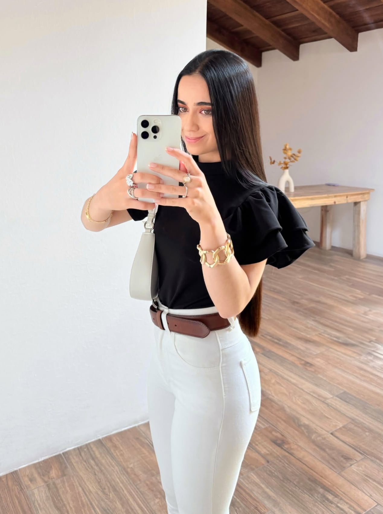 Blusa de algodón, con vuelos en las mangas y cuello alto.