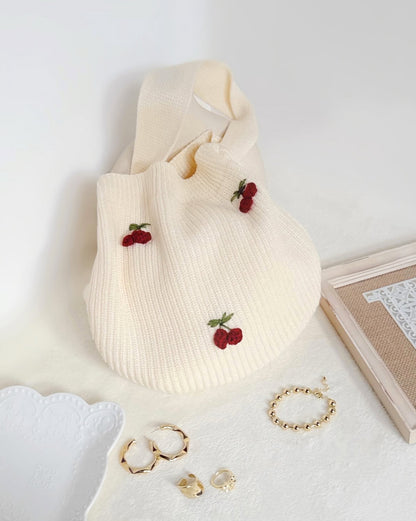 Bolso para dama, especial, de lana, con cerezas bordadas.