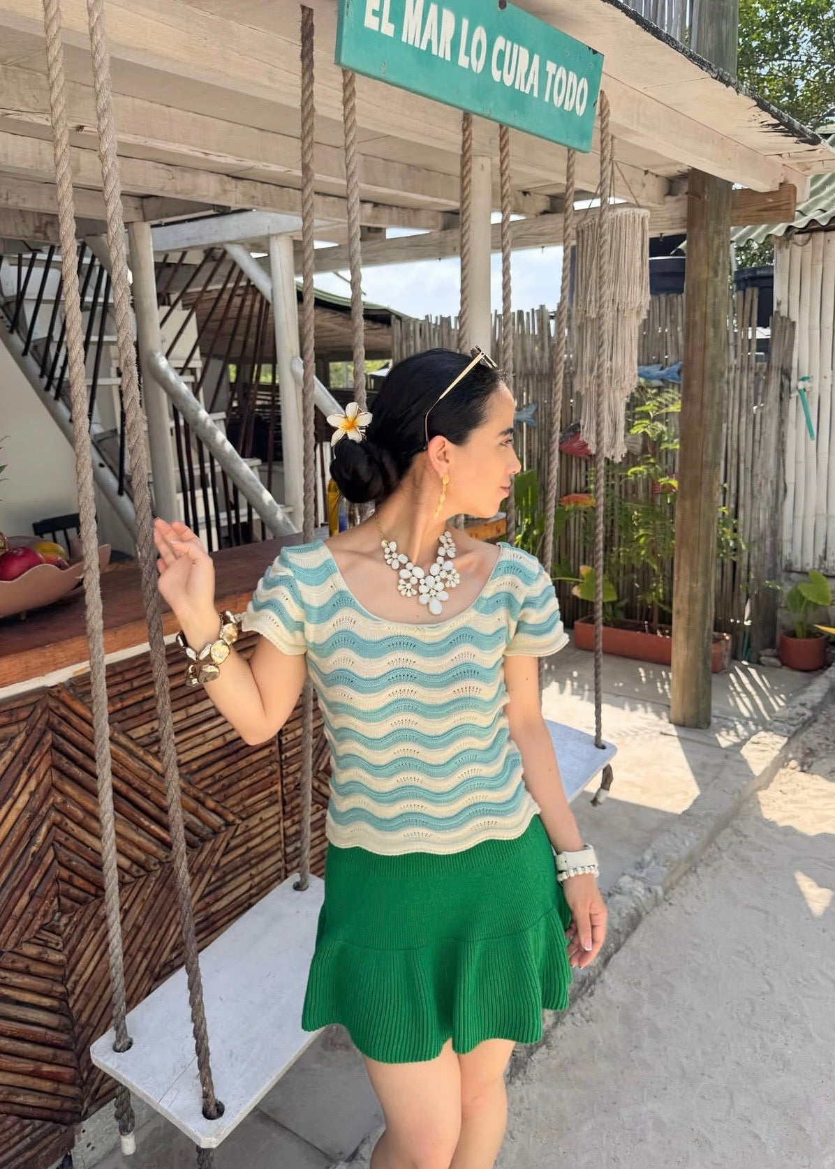 "Celeste Cielo", blusa tejida en tonalidad crema, con detalles asimétricos en celeste claro.