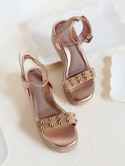 Sandalias con plataforma de 6cm de altura, color rosa dorado.