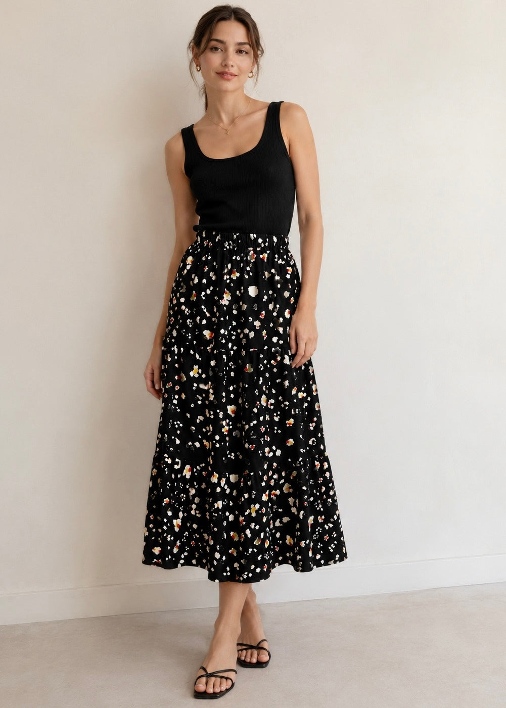 Falda de algodón, diseño tres tiempos, color negro con detalles blancos. Edición especial.
