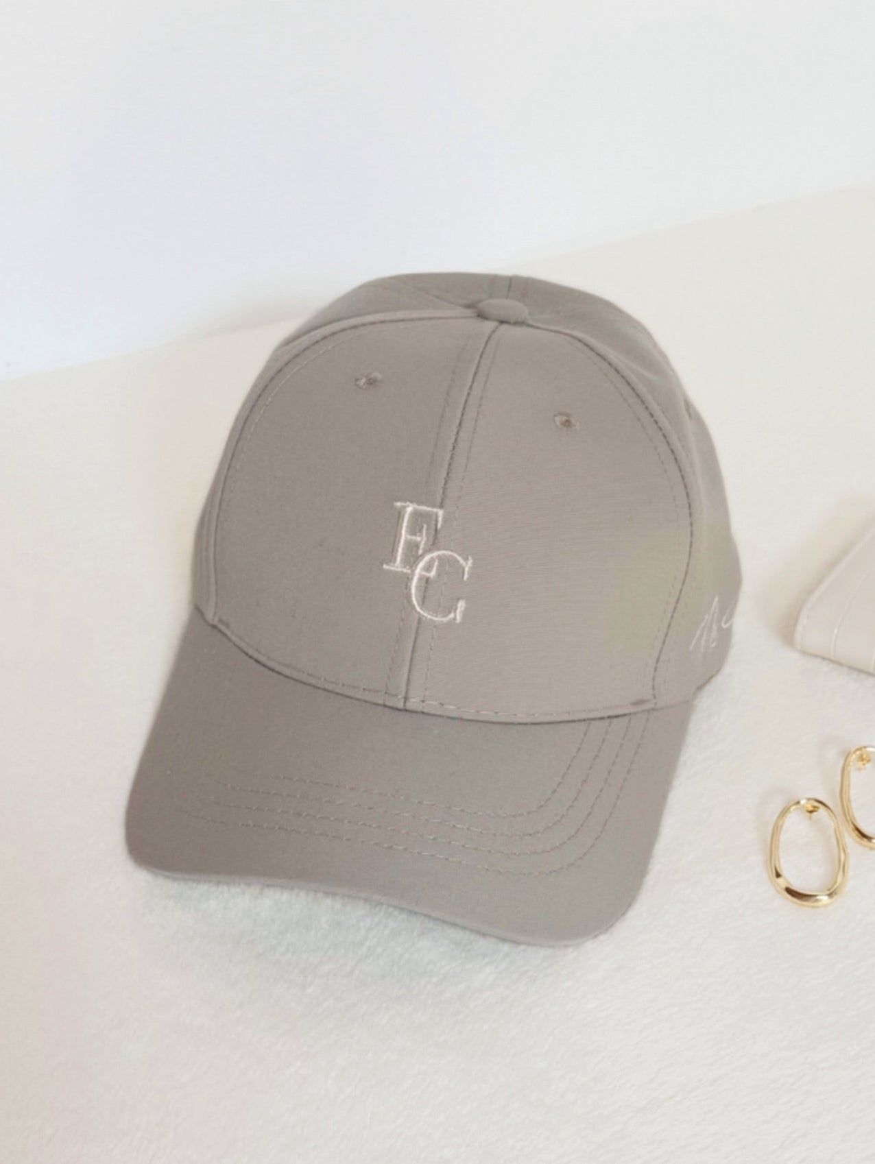 Gorra minimalista, con letras bordadas EC