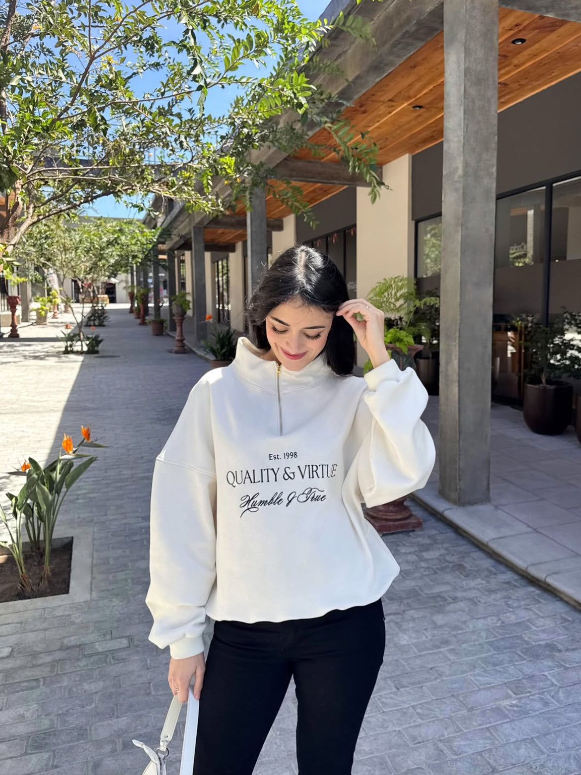 “Cualidad y Virtud”, suéter para dama estilo hoodie, tonalidad crema. Edición especial.