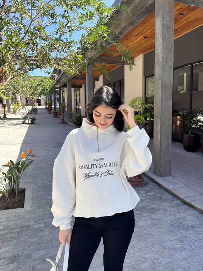 “Cualidad y Virtud”, suéter para dama estilo hoodie, tonalidad crema. Edición especial.