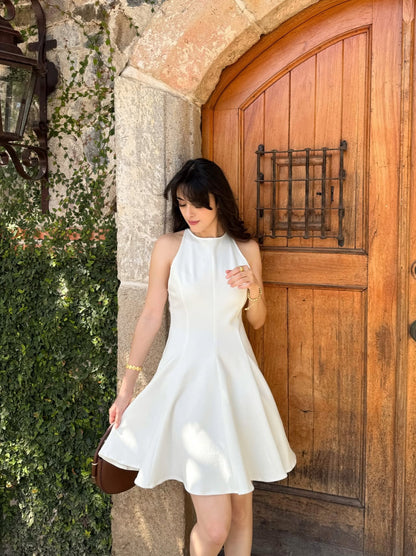 Vestido corto, de algodón, diseño de campana, sin mangas.