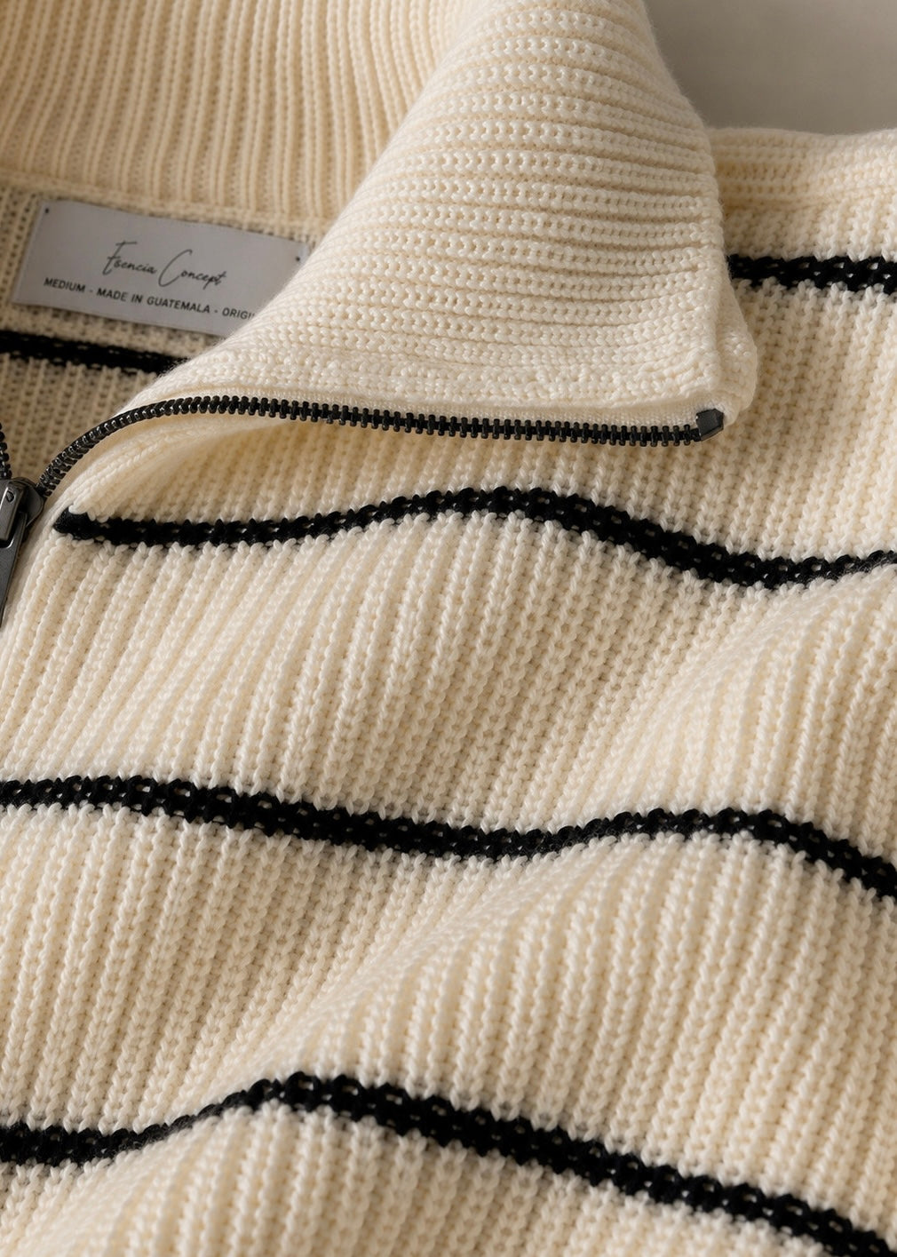 Suéter para dama, diseño especial de medio zipper, tonalidad crema con líneas negras.