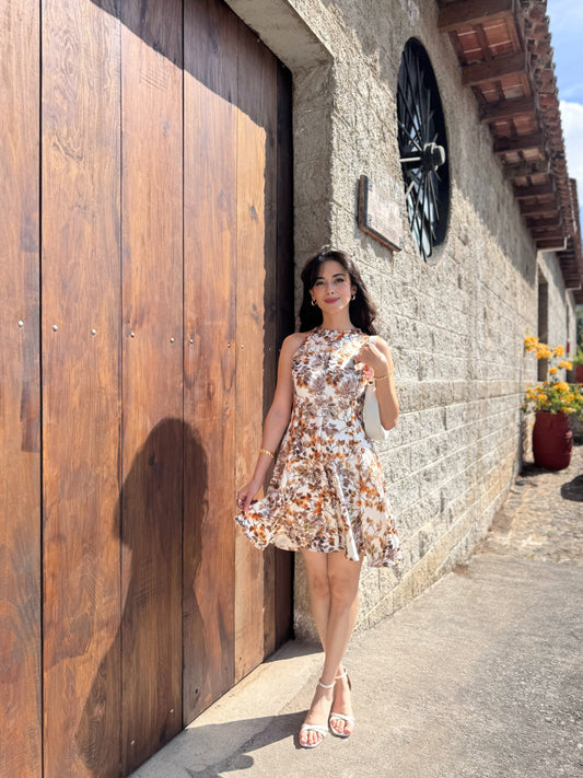 Vestido corto, diseño casual, color blanco con hojas café y detalles dorados.