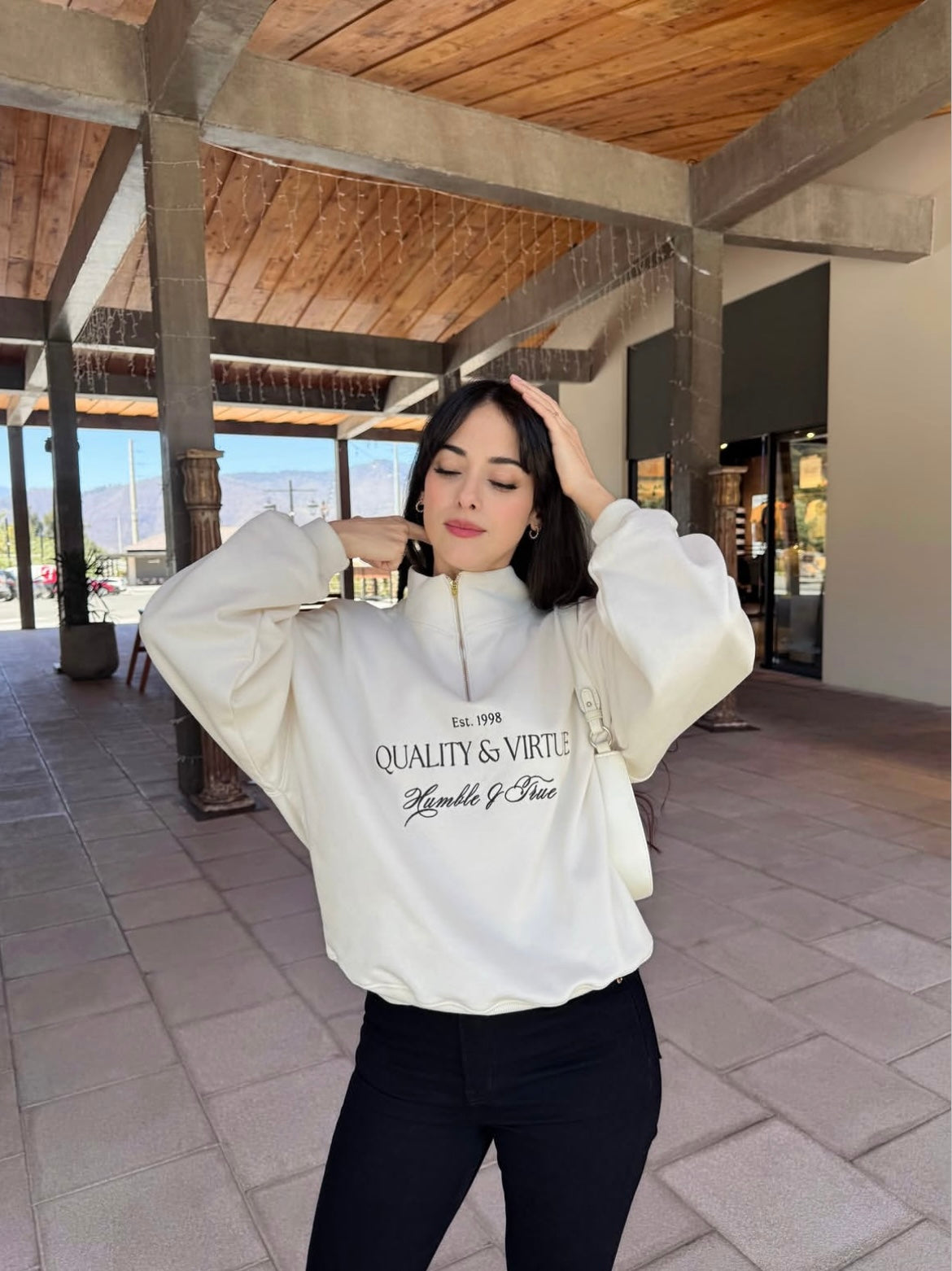“Cualidad y Virtud”, suéter para dama estilo hoodie, tonalidad crema. Edición especial.