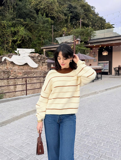Suéter para dama, diseño especial estilo pull over, color crema con detalles cafés.
