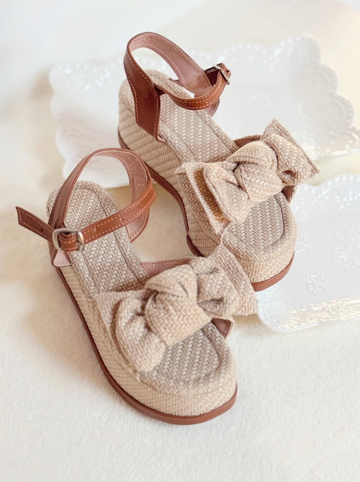 Sandalias con plataforma, de 6cm de altura, color beige con diseño de moña.