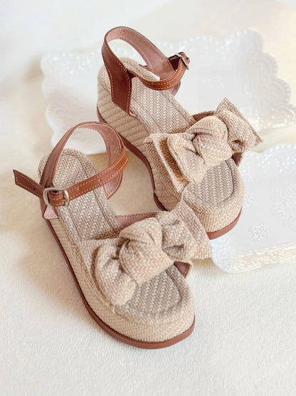 Sandalias con plataforma, de 6cm de altura, color beige con diseño de moña.