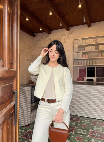Pantalón estilo Wide Leg, cintura media, color crema.