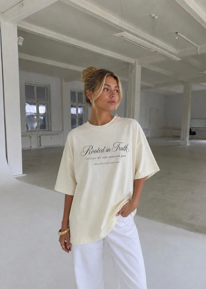 "Rooted in Truth", blusa tipo t-shirt, de edición especial, para dama, diseño oversize, tonalidad crema.