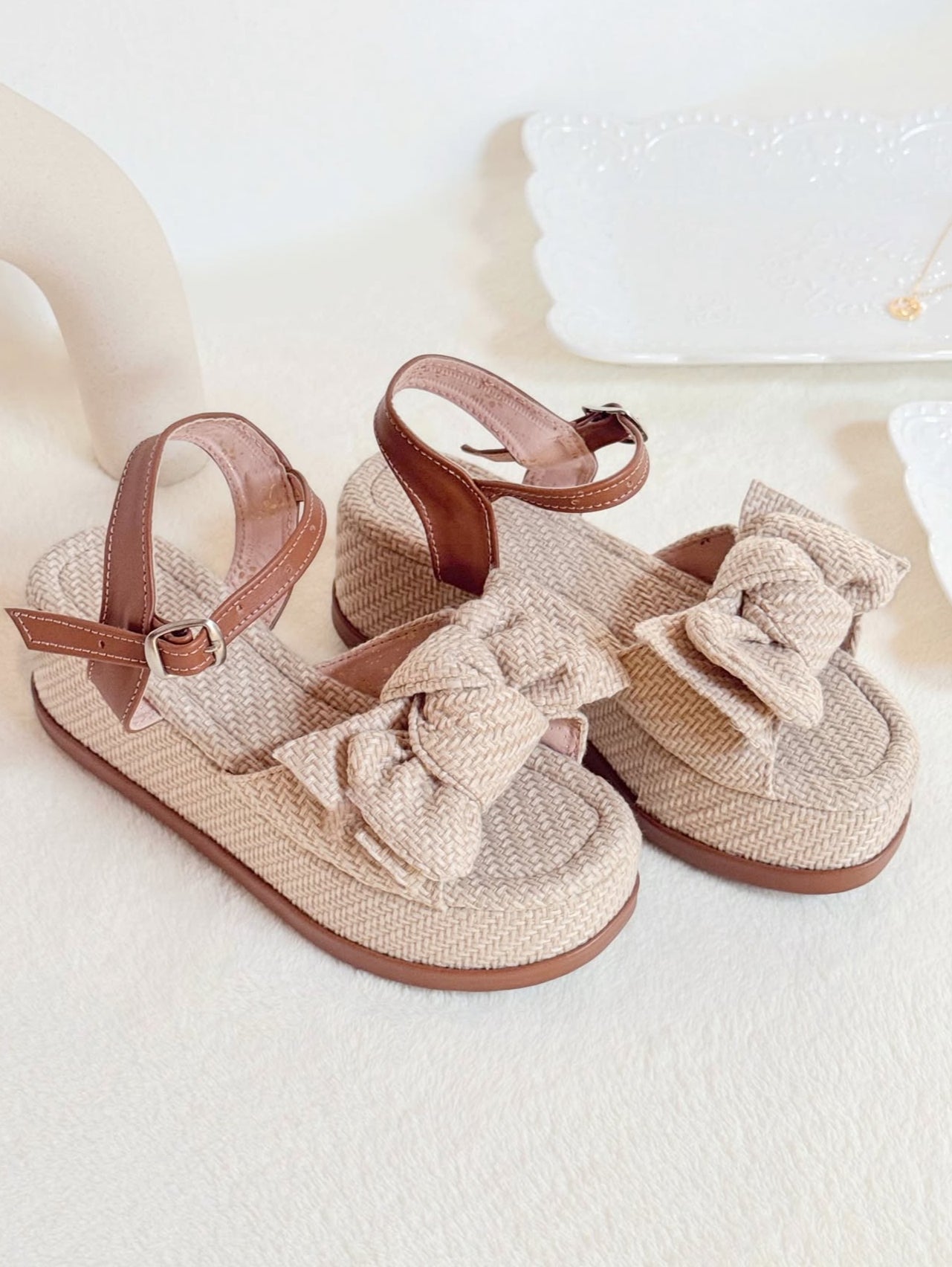 Sandalias con plataforma, de 6cm de altura, color beige con diseño de moña.
