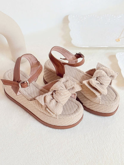 Sandalias con plataforma, de 6cm de altura, color beige con diseño de moña.