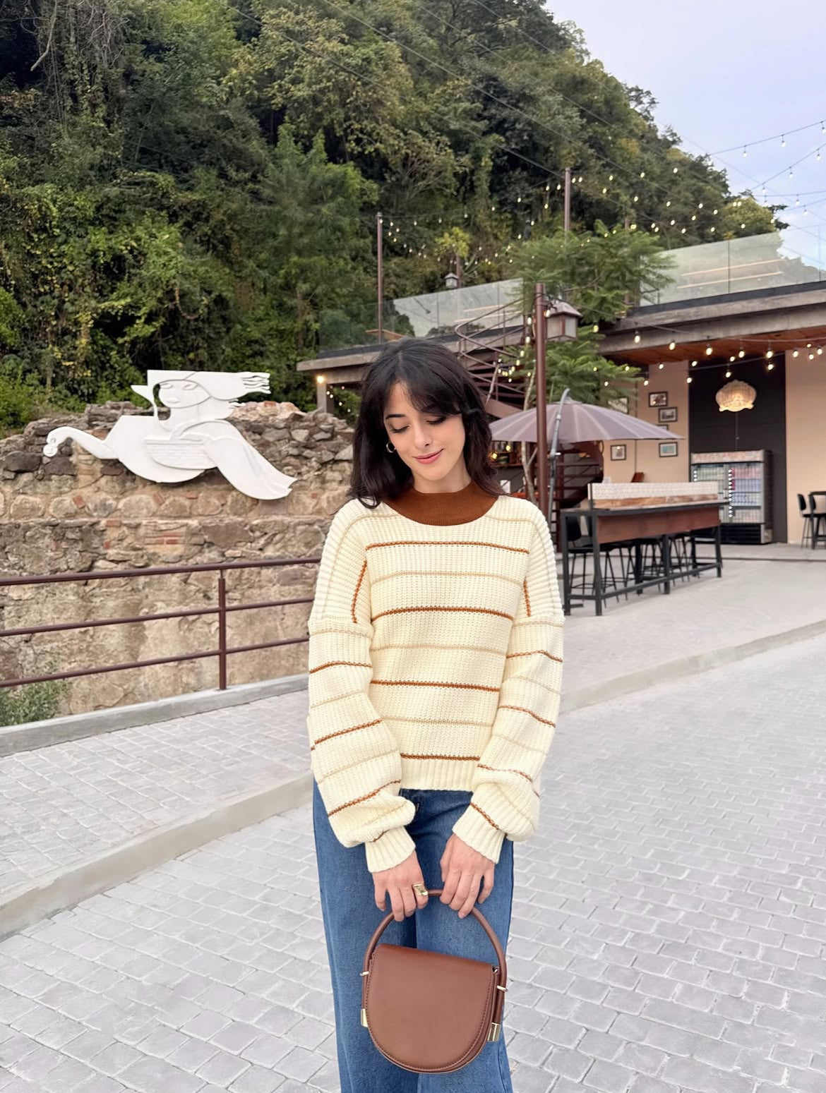 Suéter para dama, diseño especial estilo pull over, color crema con detalles cafés.