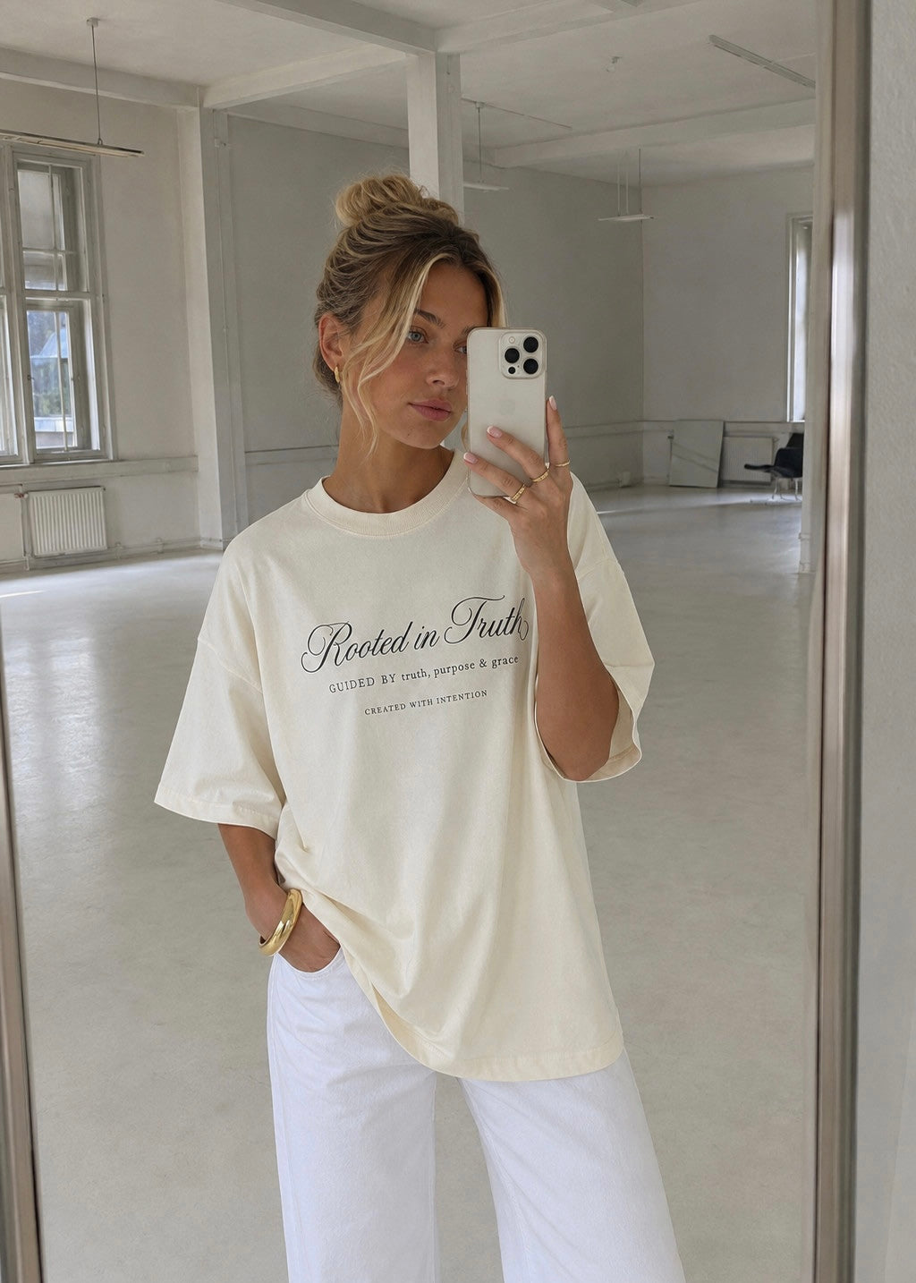 "Rooted in Truth", blusa tipo t-shirt, de edición especial, para dama, diseño oversize, tonalidad crema.