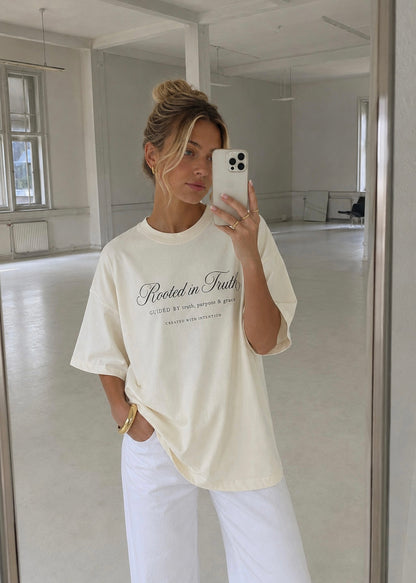 "Rooted in Truth", blusa tipo t-shirt, de edición especial, para dama, diseño oversize, tonalidad crema.