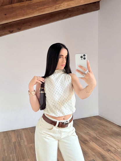 Blusa de algodón, sin mangas y cuello alto de encaje.