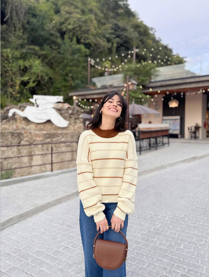 Suéter para dama, diseño especial estilo pull over, color crema con detalles cafés.