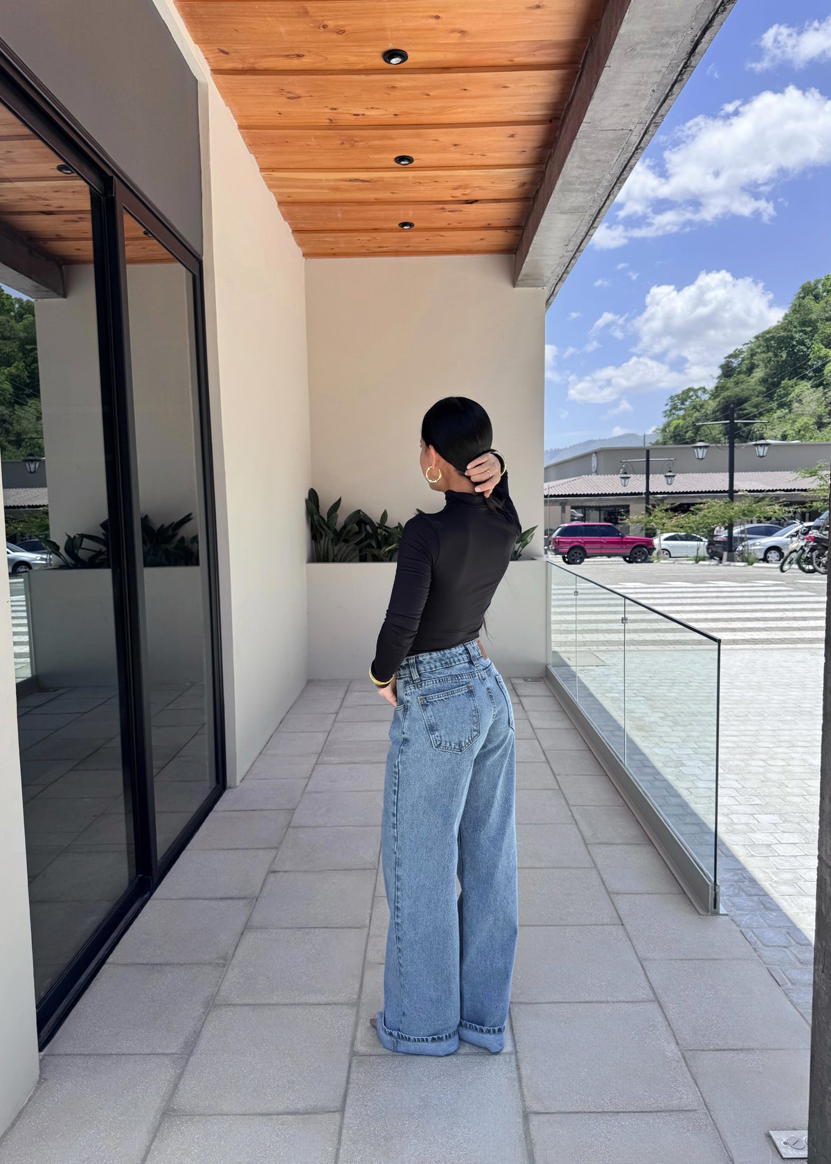 Pantalón estilo wide leg, de cintura media, color celeste nevado, edición especial.