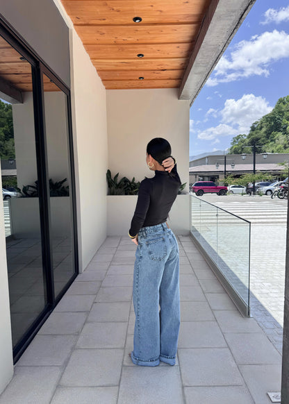 Pantalón estilo wide leg, de cintura media, color celeste nevado, edición especial.