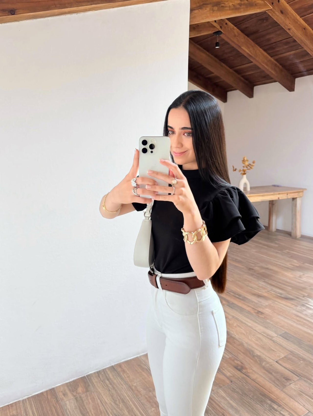 Blusa de algodón, con vuelos en las mangas y cuello alto.