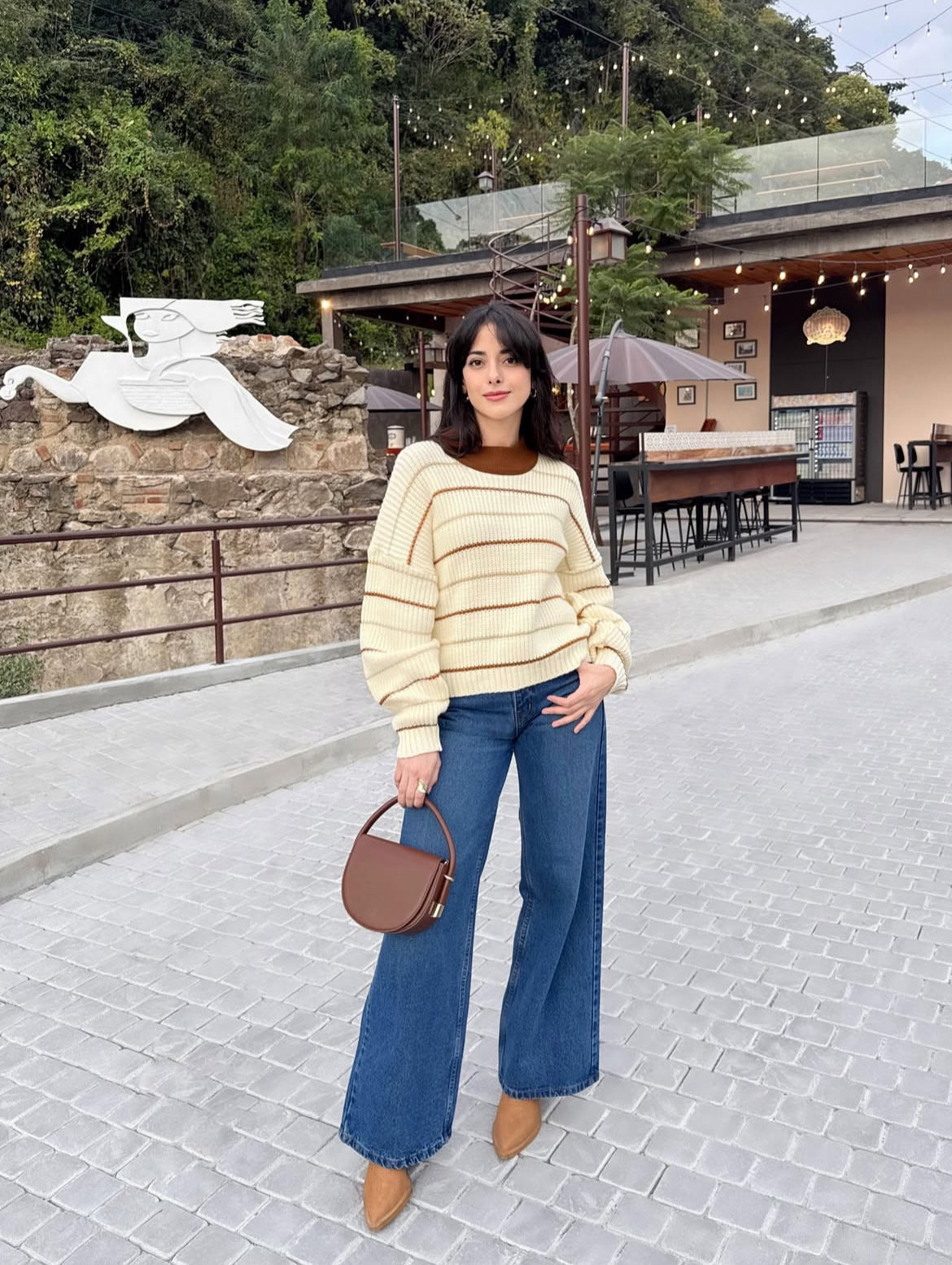 Suéter para dama, diseño especial estilo pull over, color crema con detalles cafés.