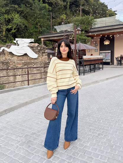 Suéter para dama, diseño especial estilo pull over, color crema con detalles cafés.
