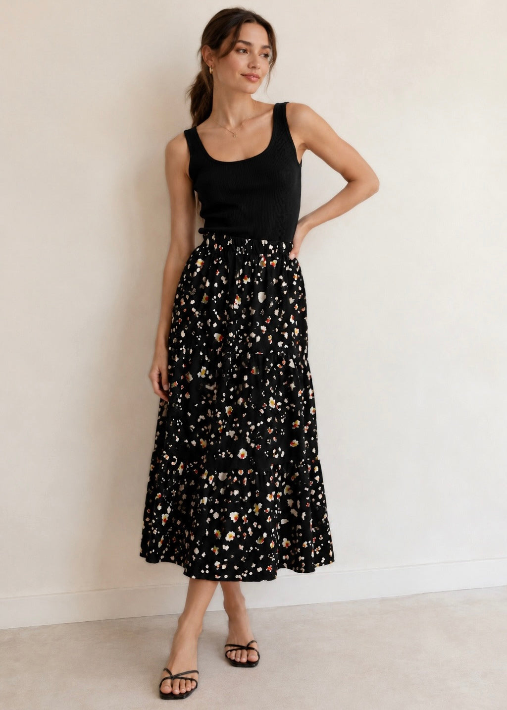 Falda de algodón, diseño tres tiempos, color negro con detalles blancos. Edición especial.